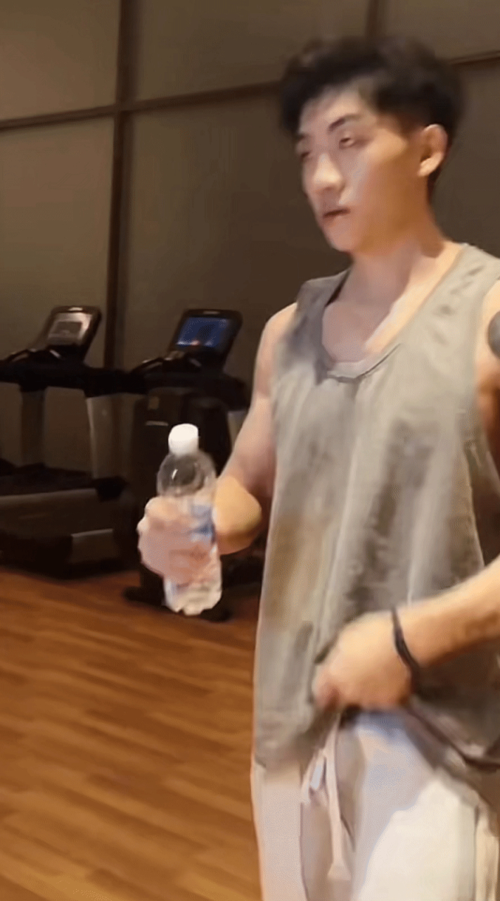 杨和苏用腹肌开瓶盖太秀了!