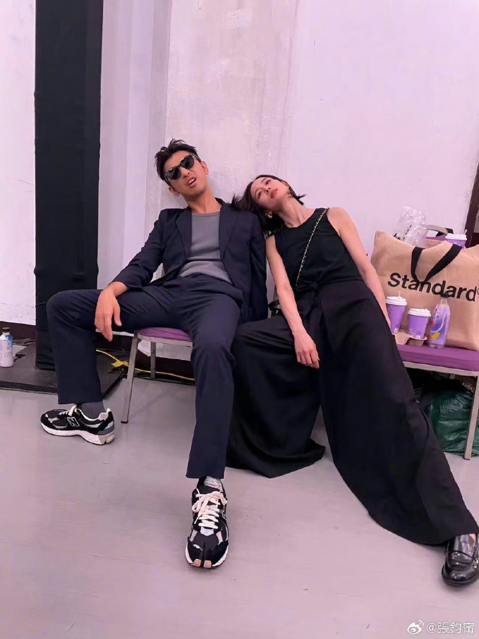 张钧甯晒出与陈柏霖的合照,这拍照姿势有点调皮又有点可爱!