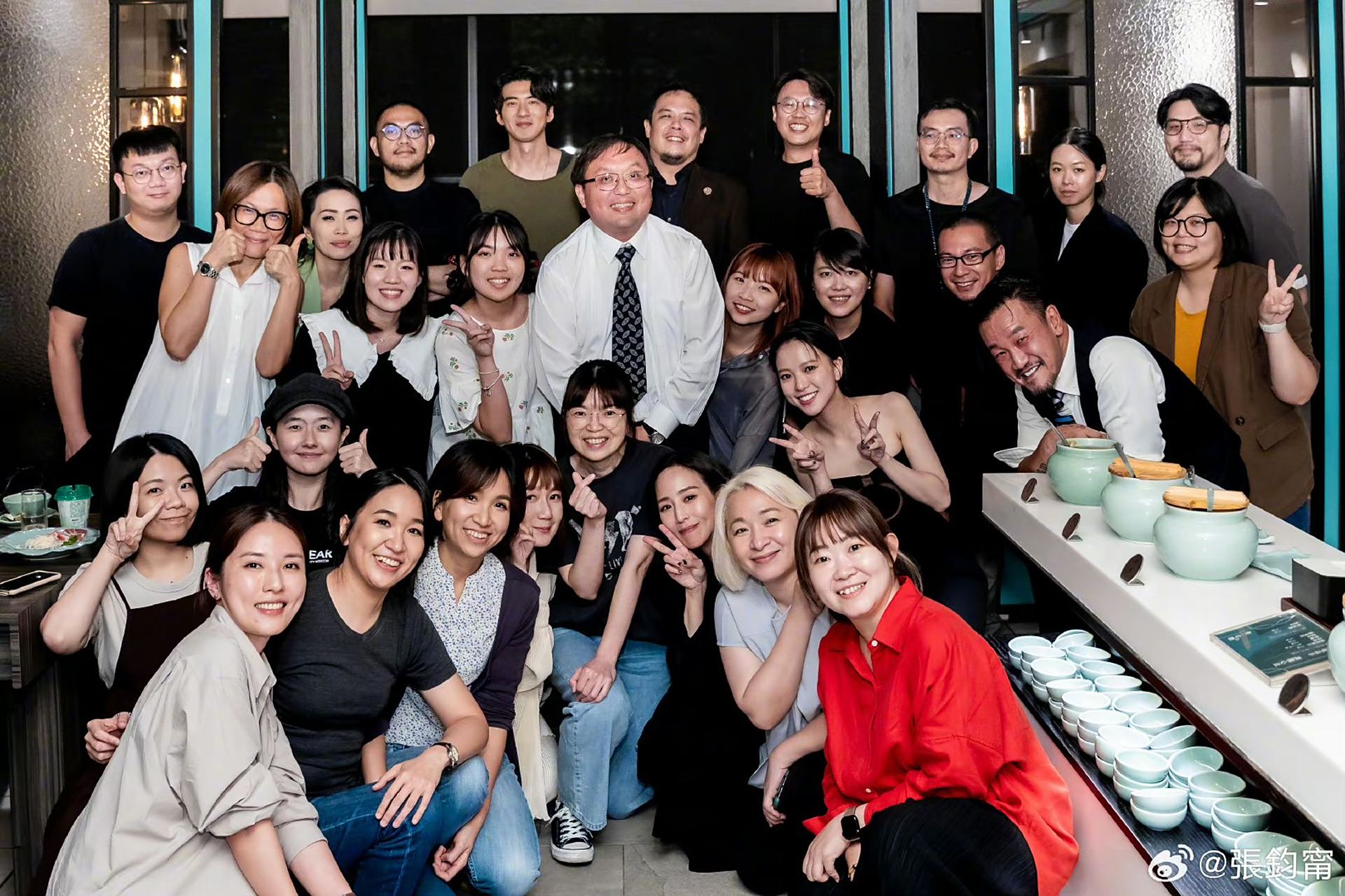 张钧甯晒出与陈柏霖的合照,这拍照姿势有点调皮又有点可爱!