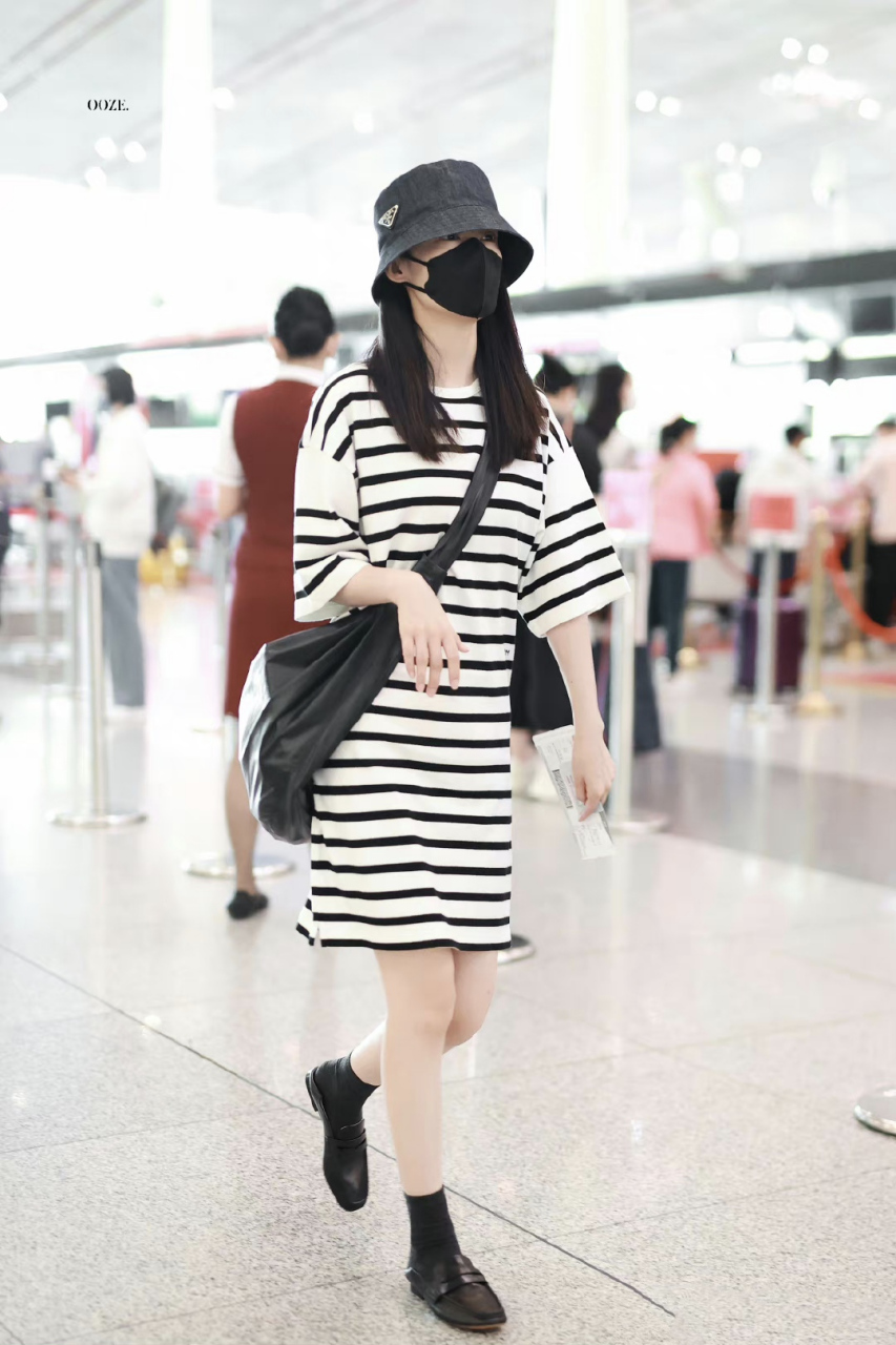 李沁《庆余年2》进组路透来了,李沁的状态看起来还是很不错的,很喜欢