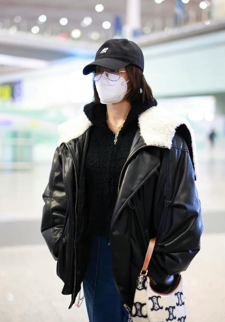 秦岚22日现身首都机场,头戴鸭舌帽,身穿黑色翻领廓形皮夹克