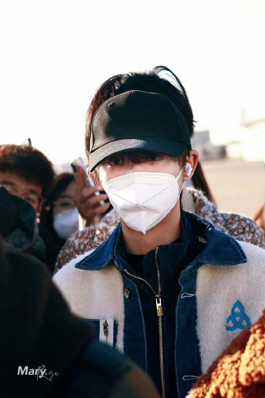 时代少年团东方卫视跨年机场出发路透:马嘉祺,丁程鑫,宋亚轩,刘耀文