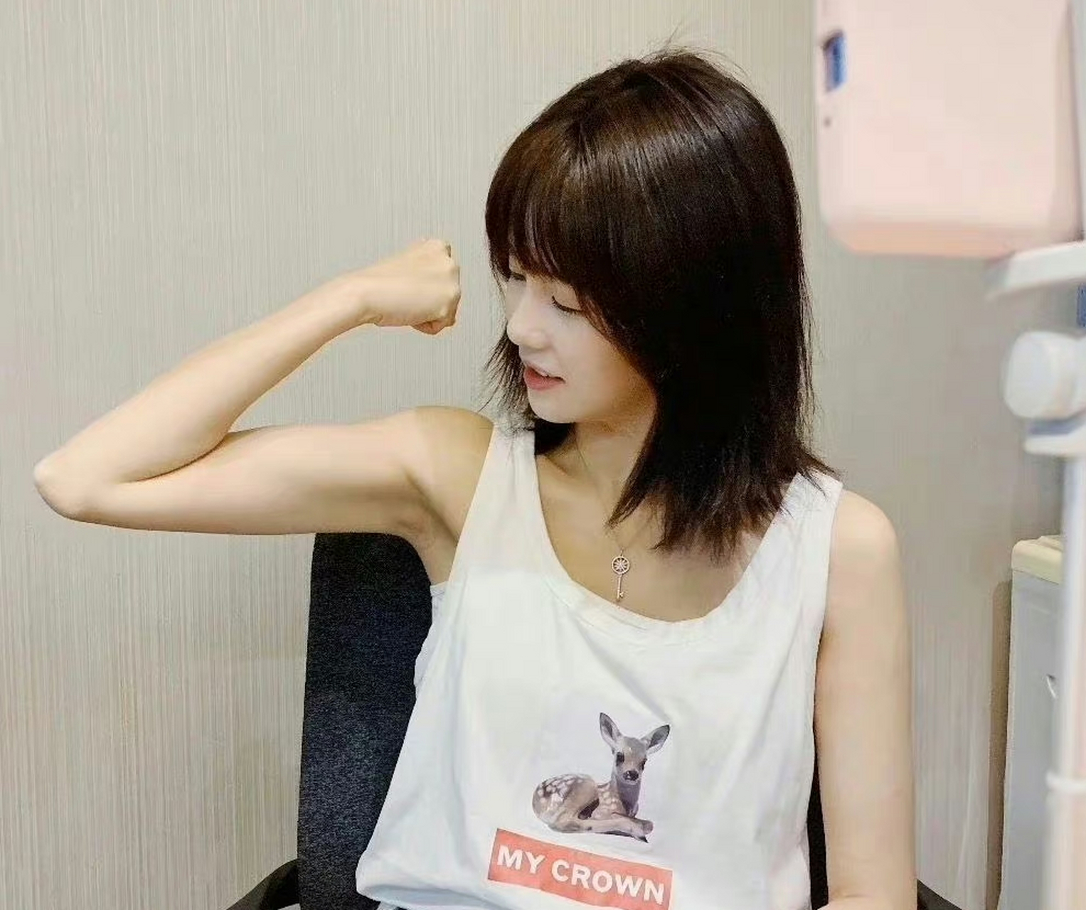 白鹿短发齐刘海造型好乖啊,年少时的她好白幼瘦啊!#娱乐热点直通车