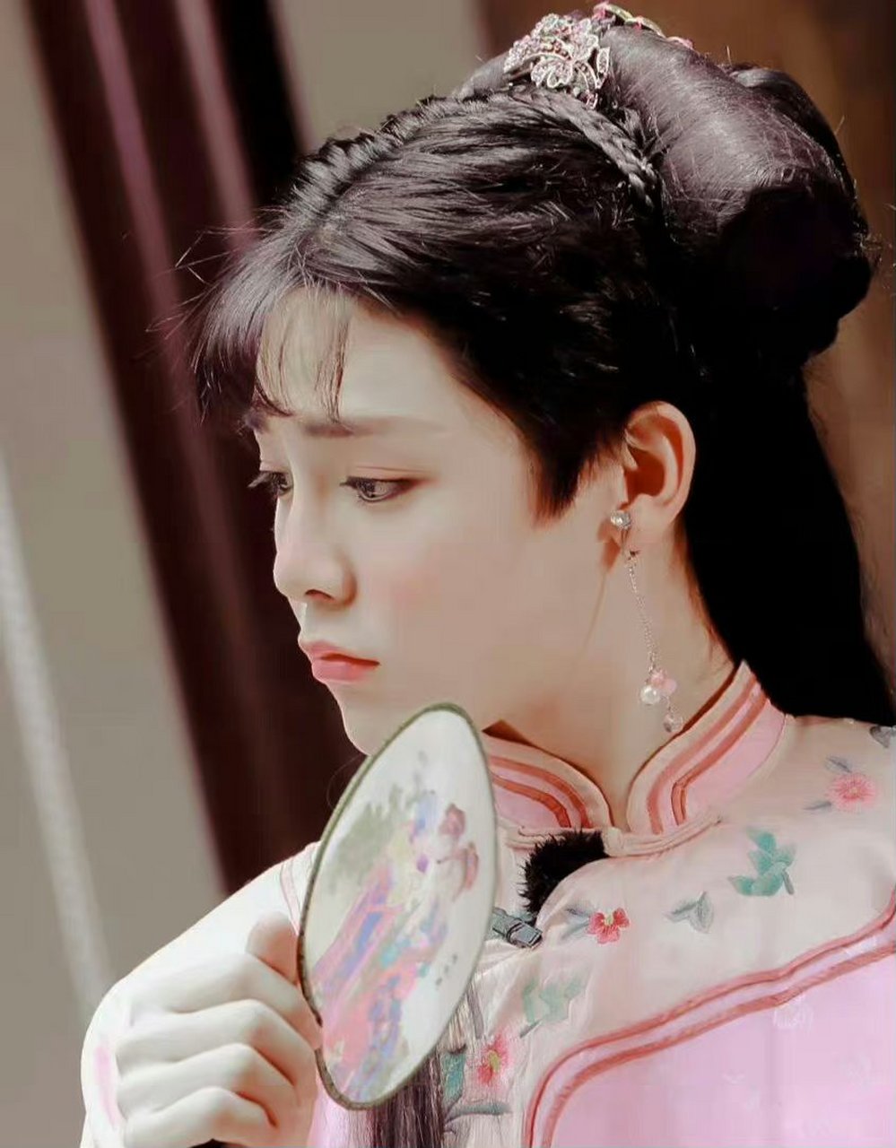 侯明昊的女装比女生都漂亮,婉约动人,清纯可爱,含羞带怯……属实有点