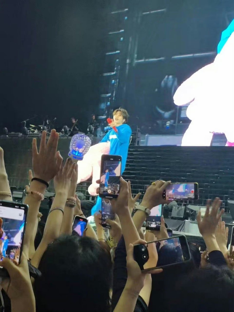 还有网友觉得蔡徐坤真的是太宠粉了,双手比心真的拿捏住我了!