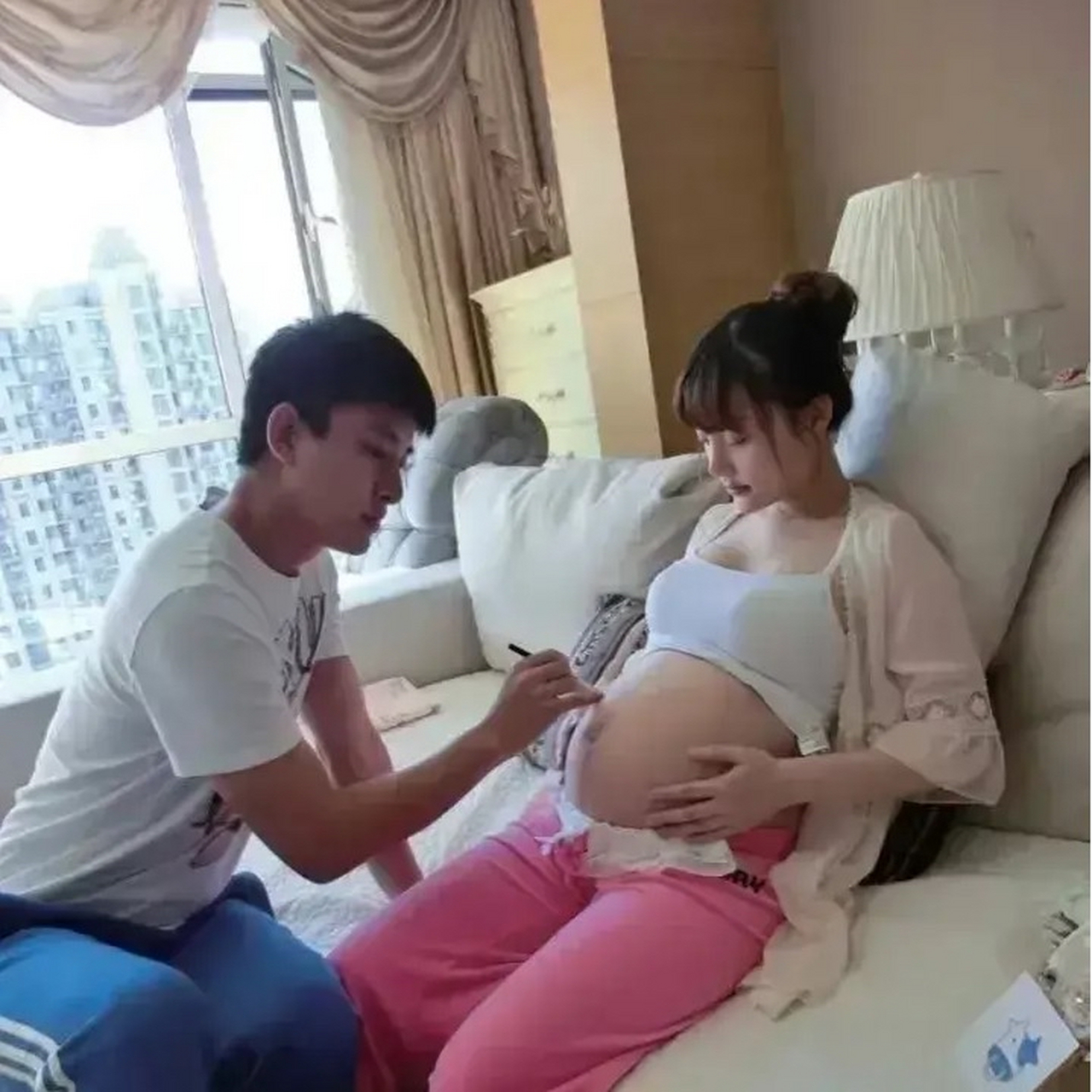 李小璐怀孕时,贾乃亮与她的恩爱画面,现在回头再看,好心酸的感觉.