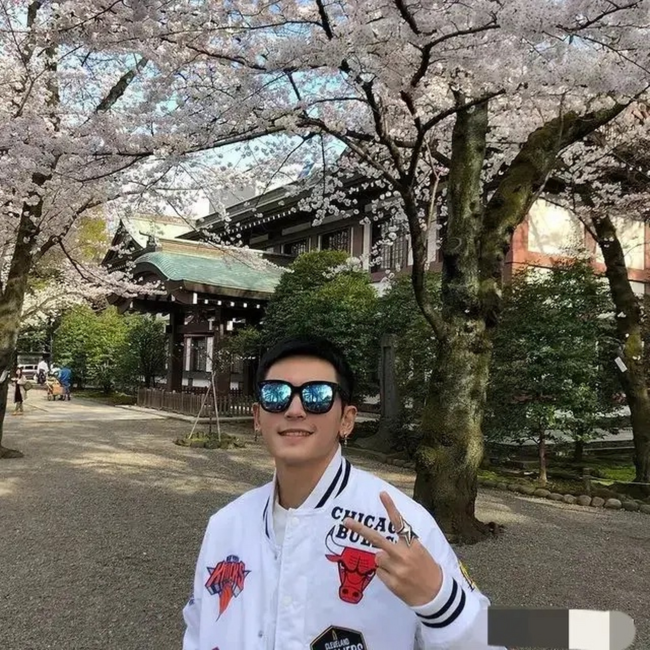 张哲瀚和美人鱼雕像的合影,实话说,真不知道他是怎么红起来的,如今各