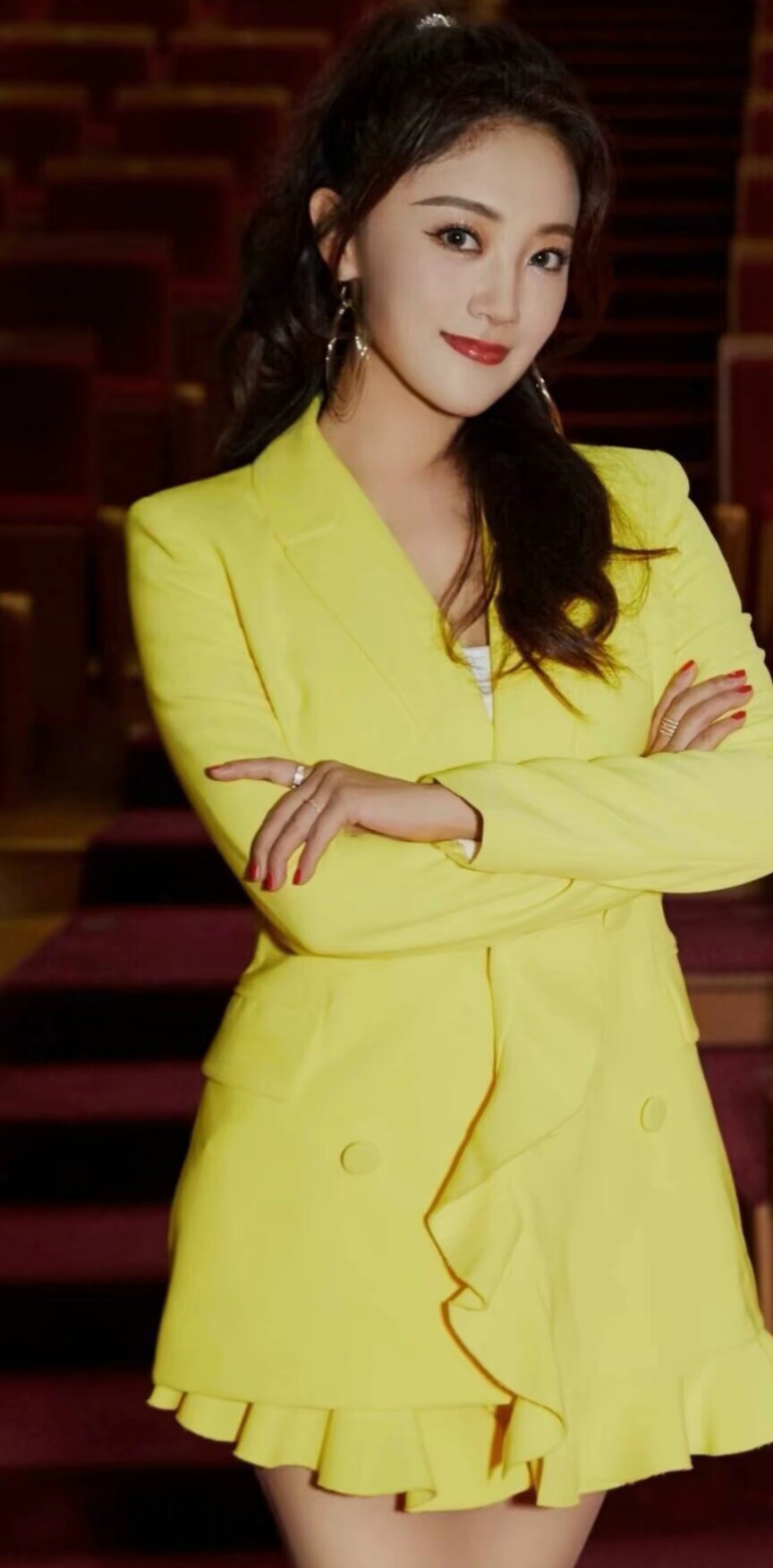 她浅笑盈盈,气质温婉,举手投足尽显动人风姿.#王小玮