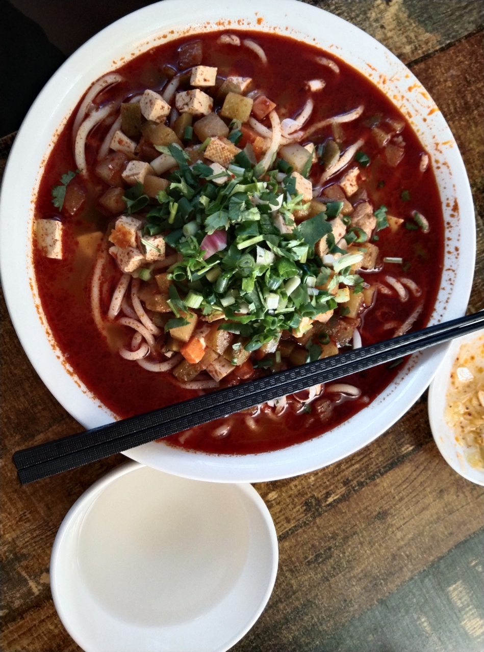 谁能拒绝大中午的来一碗香喷喷的羊肉饸烙面