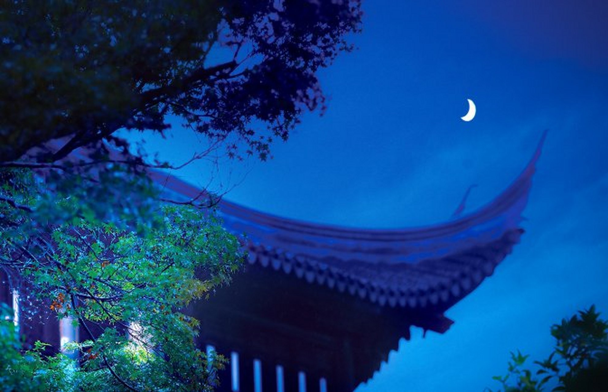 月光如水,倾洒在那座古老的建筑上,勾勒出其沧桑的轮廓