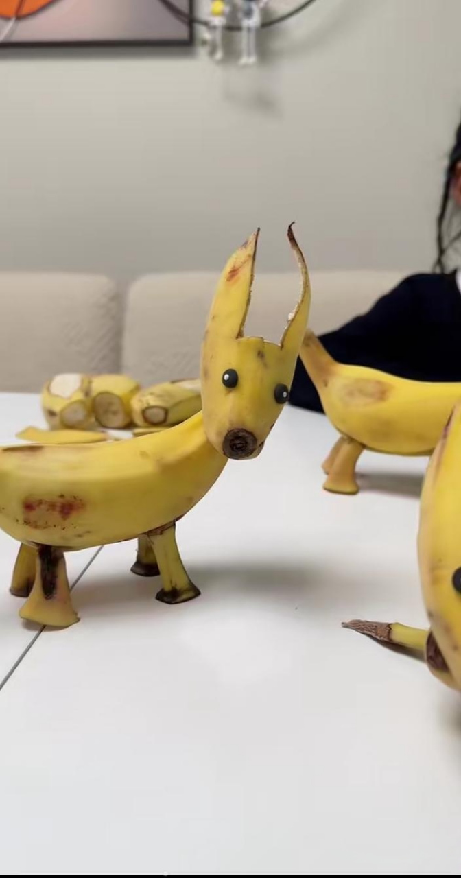 有个人工制作小能手,他能将香蕉做成一只只的小黄狗,看到还很可爱,你