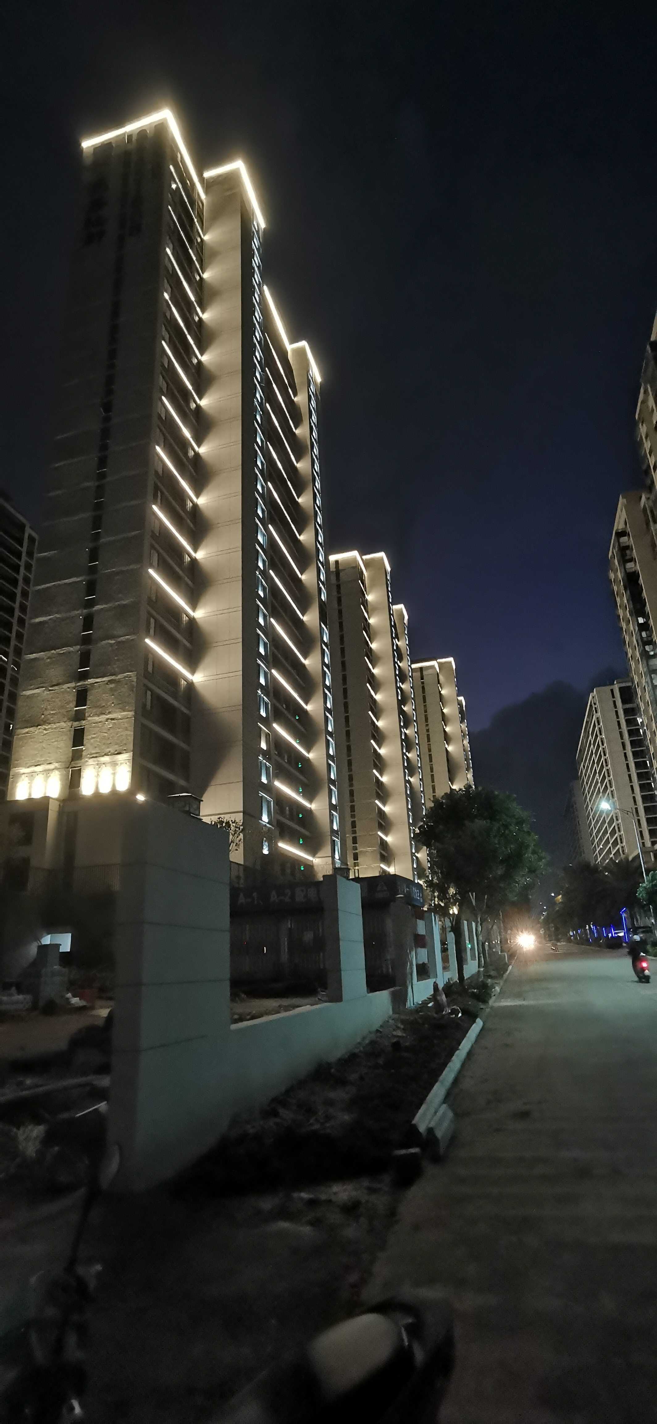 夜晚的城市,高楼耸立在天际线上,仿佛在诉说着这座