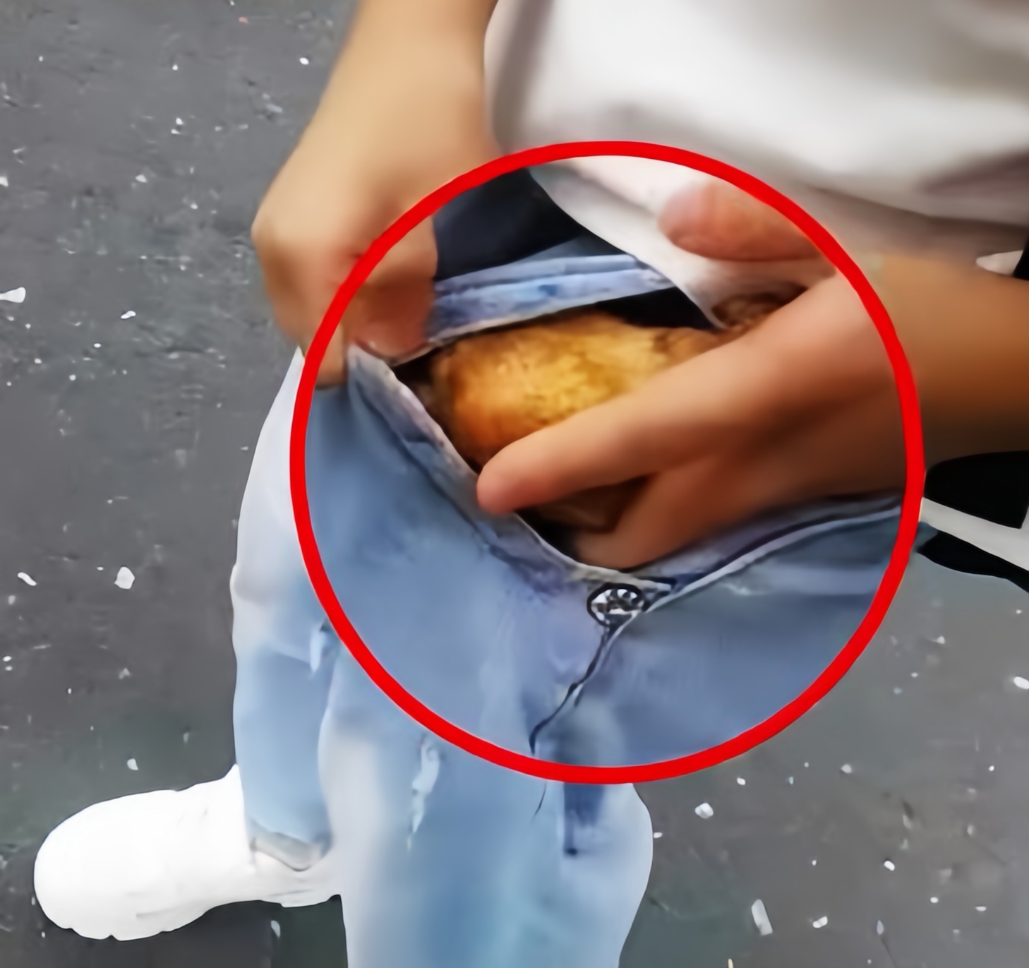 这个男孩真是天真无敌了,为了让不让老师发现,把一只