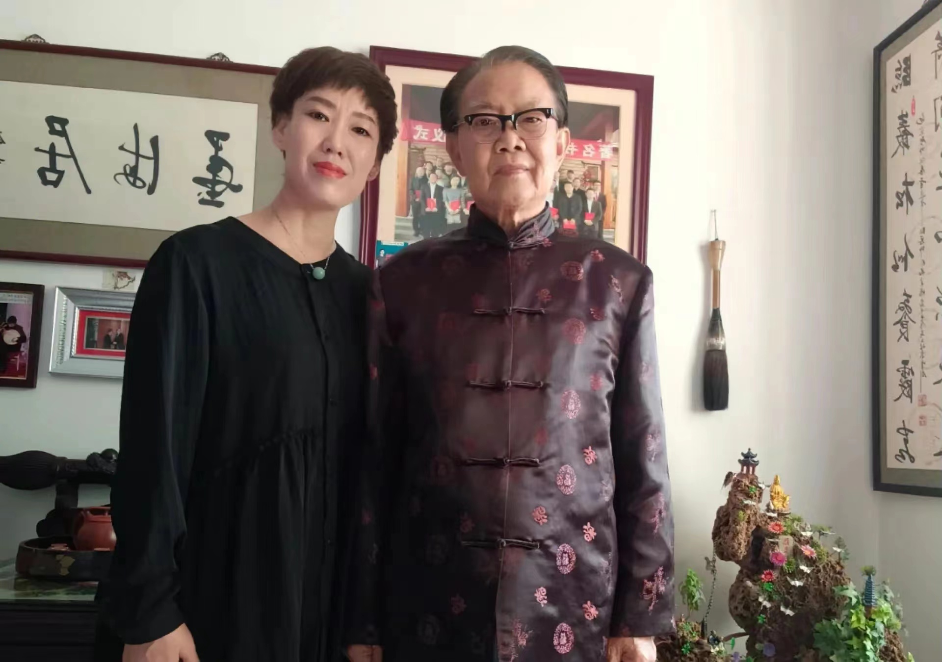 唐山金珠师从中国著名书法家肖剑老师,自幼钟爱国画牡丹,颜金珠唐山