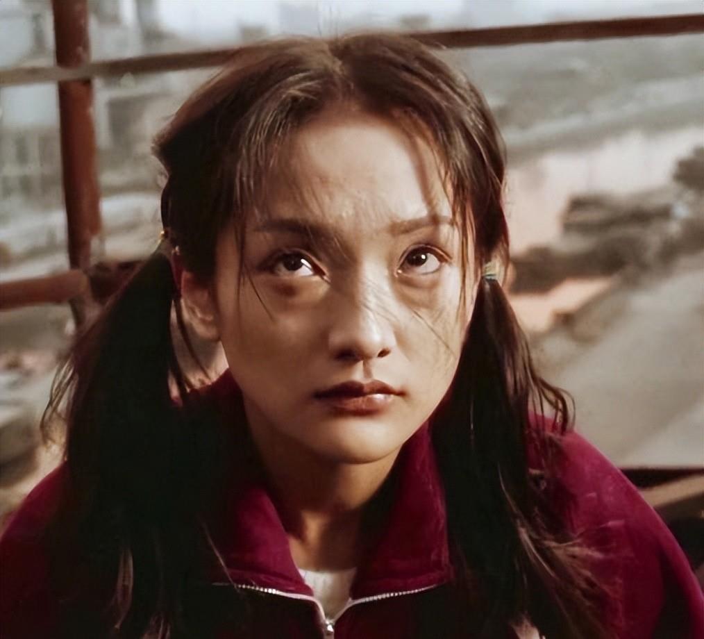 1998年,周迅靠着《苏州河》拿下巴黎国际电影节影后,灵动的演技加上