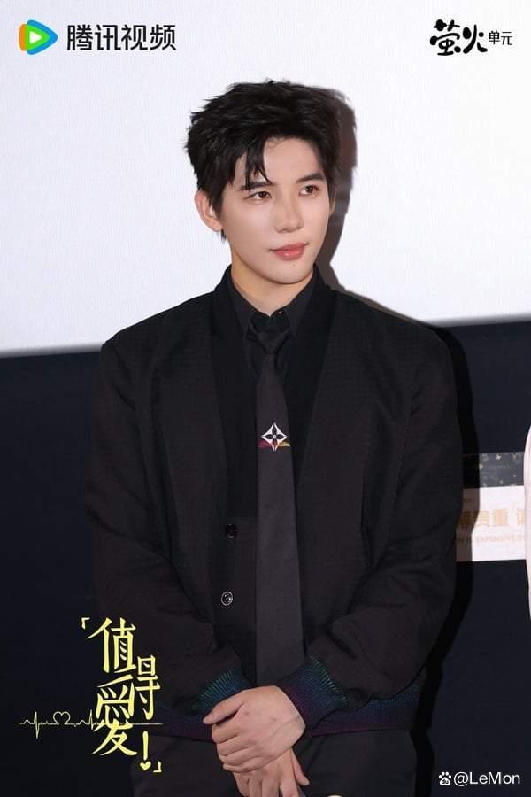 也有网友热议,王安宇整容前图片王安宇小时候王安宇整容模板