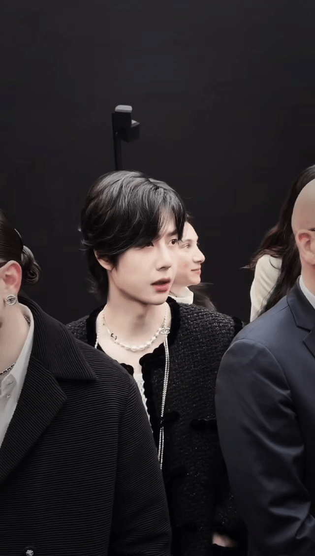 王一博的智慧与品格,如同璀璨星辰,镶嵌在他高贵的气质中,散发出一种