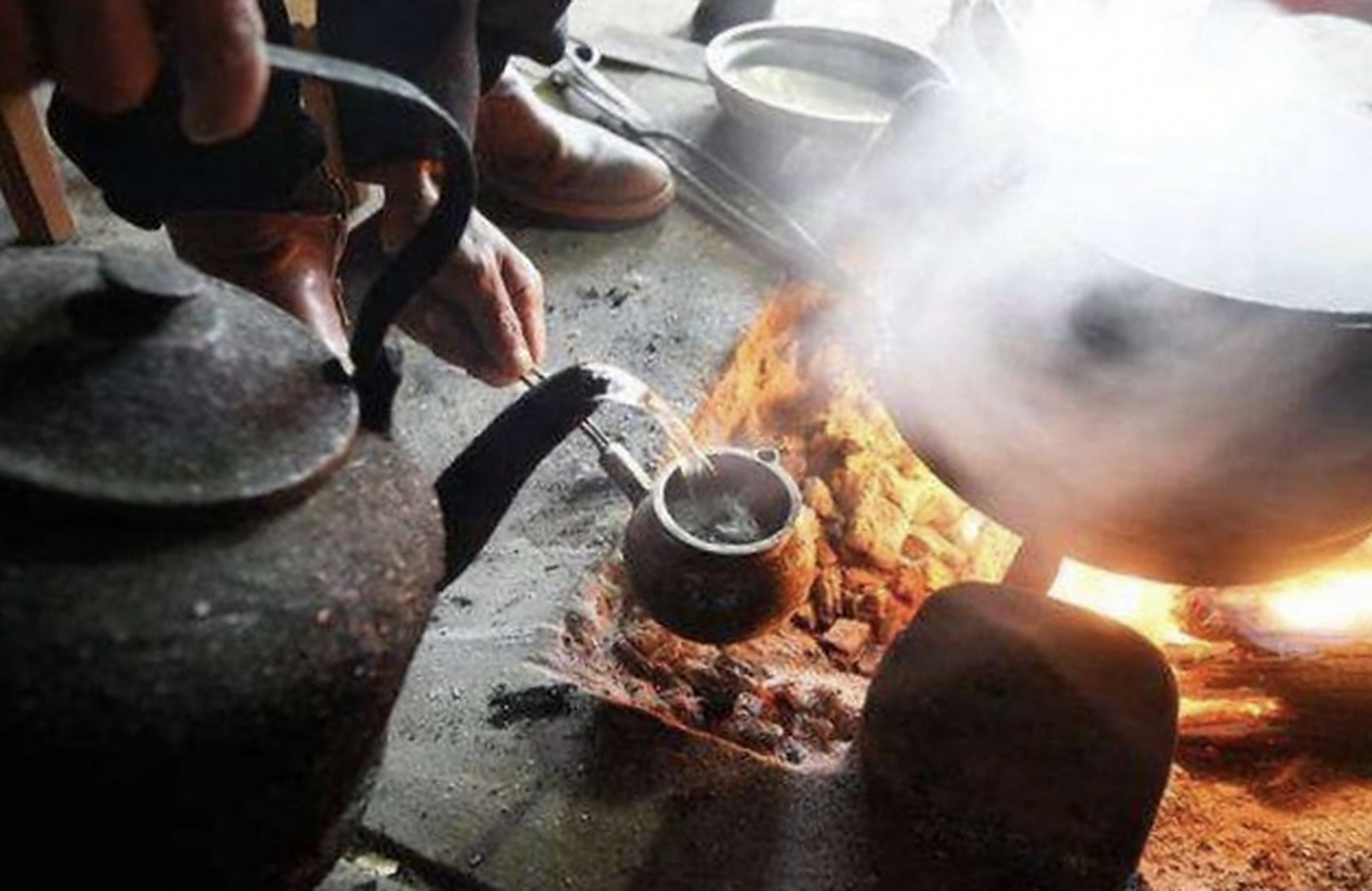 火塘煮茶,煮的是生活… 案头品茶,品的是人生! 人生似风雨多感叹!