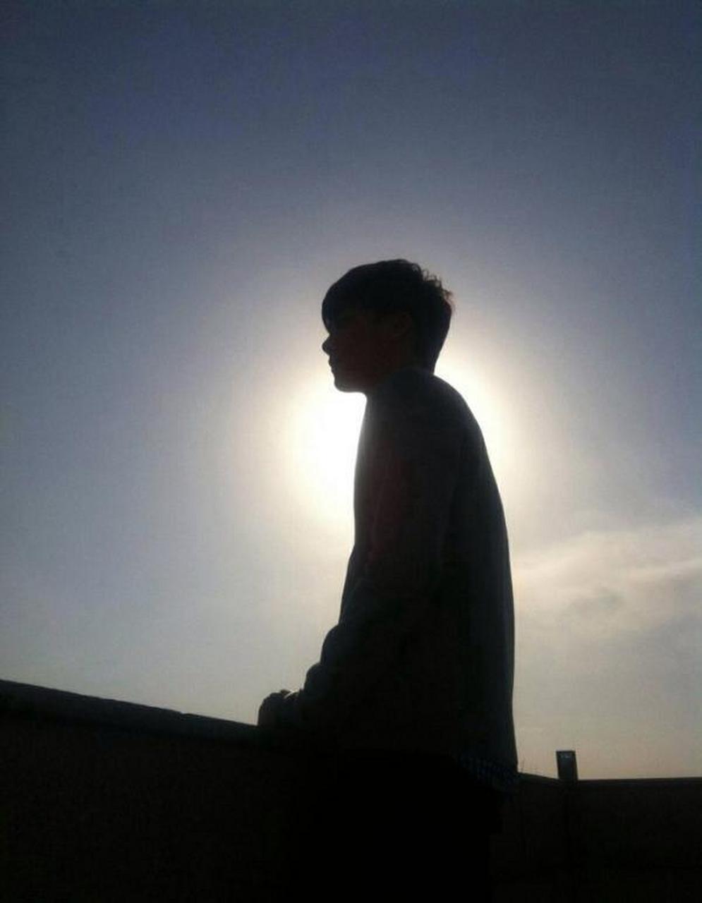求背景是蓝天大海的男头像 低头或者侧面的, 还有背影男头像 越多越好