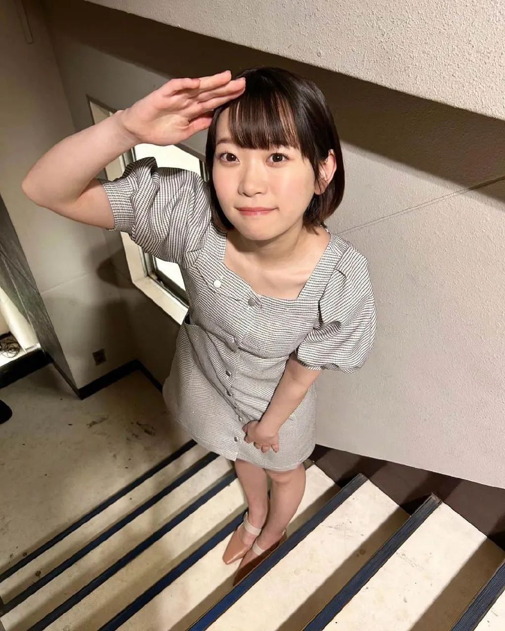 架乃由罗,娇小可爱是她的特点,再配上那青涩,懵懂无辜的表情,很是惹人