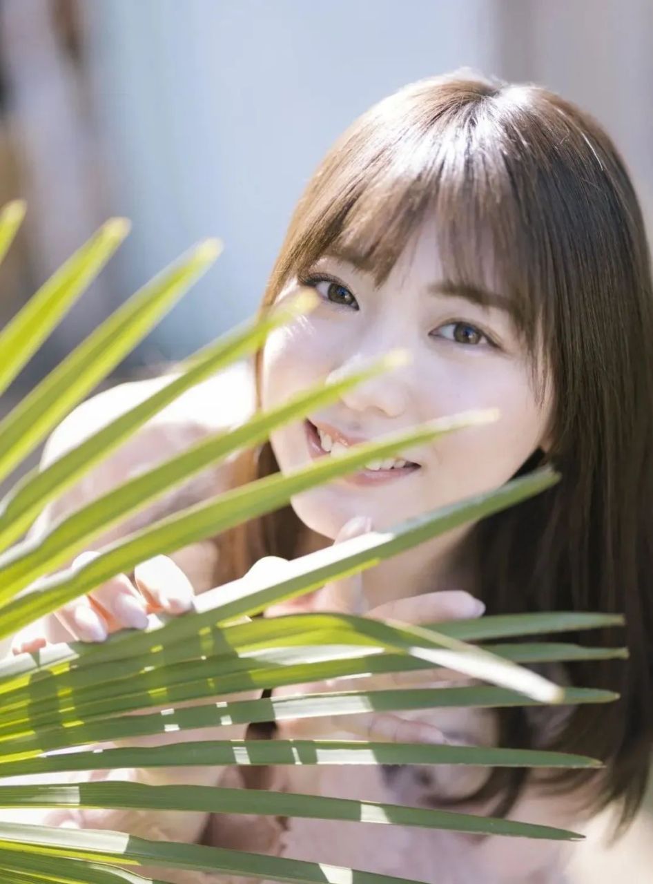 长相清秀有气质,皮肤白皙光滑又滋润,  身材纤细,配上那一头黑长直发