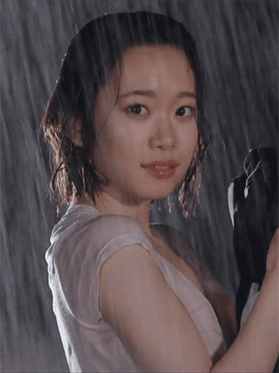 架乃由罗,娇小可爱是她的特点,再配上那青涩,懵懂无辜的表情,很是惹人