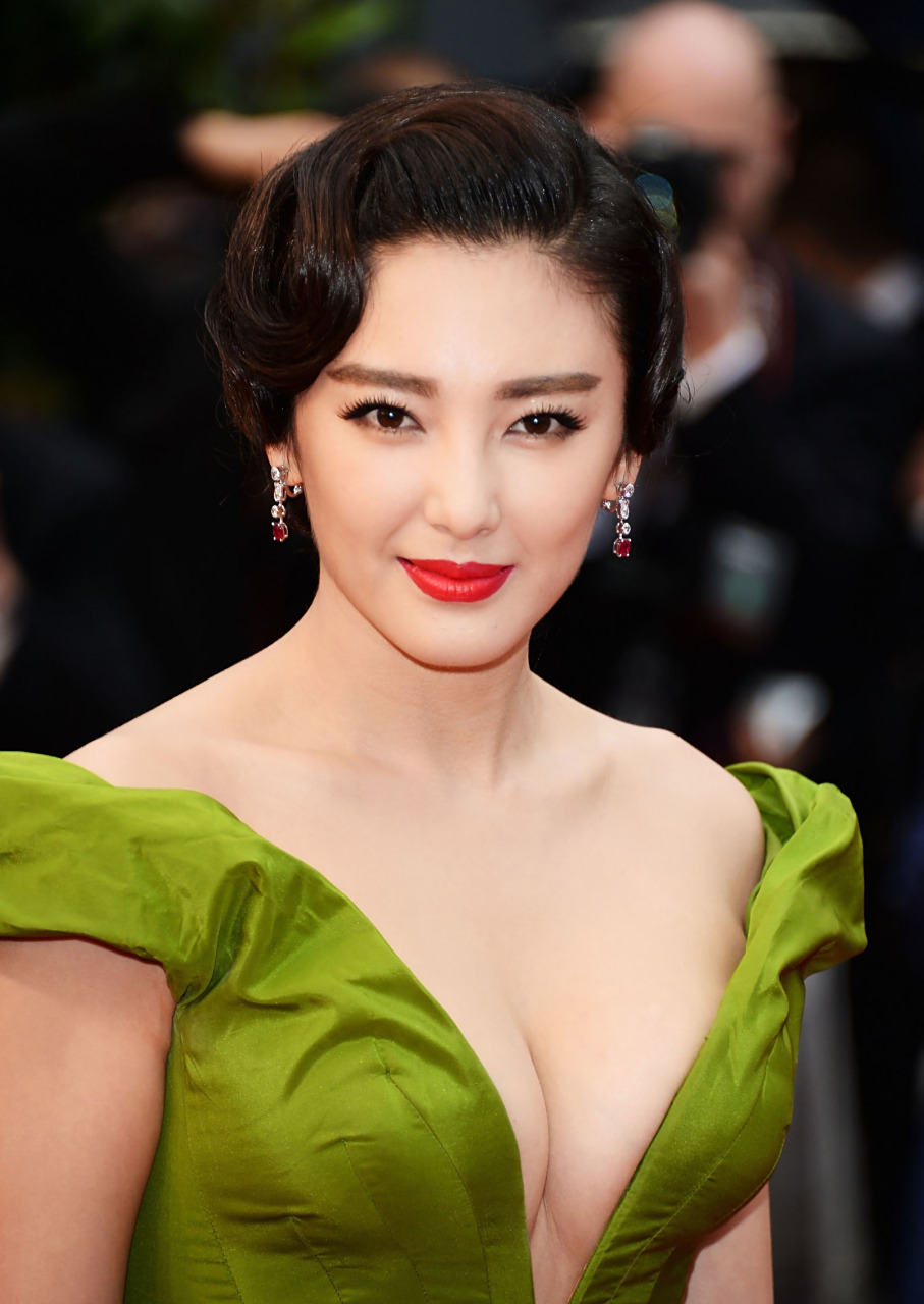 张雨绮回应戛纳礼服丢了 找到就好,没有丢就好 图为2013年戛纳电影节