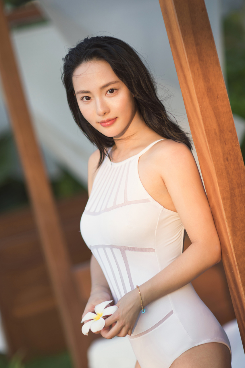 张嘉倪白色露背泳装