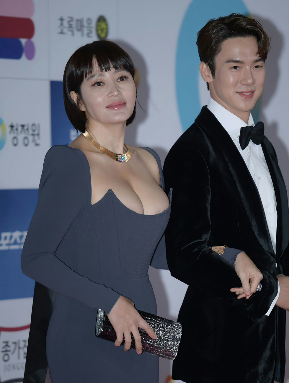 韩国演员金惠秀红毯造型.