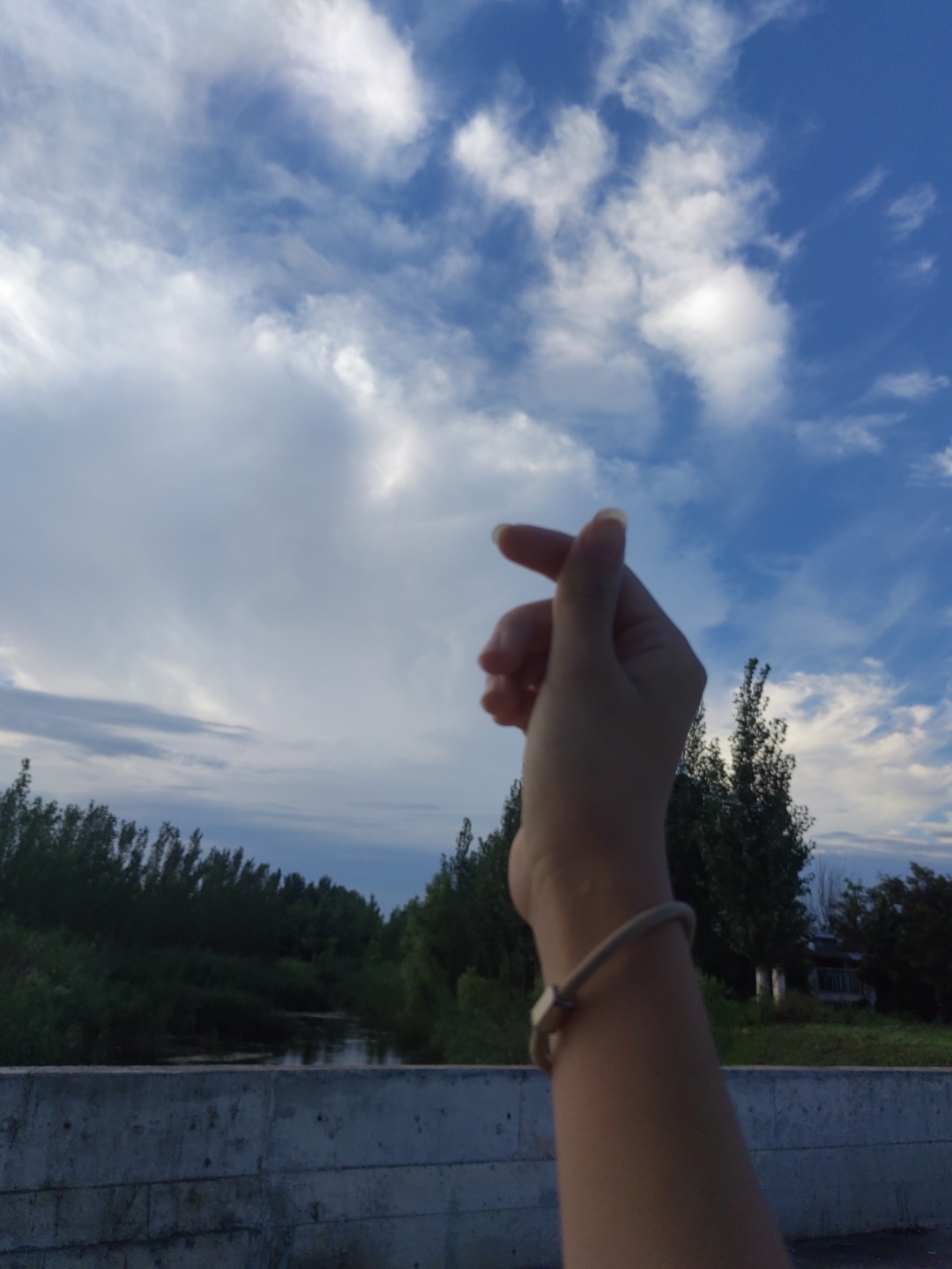 手比耶,蓝天白云下的悠闲时光.