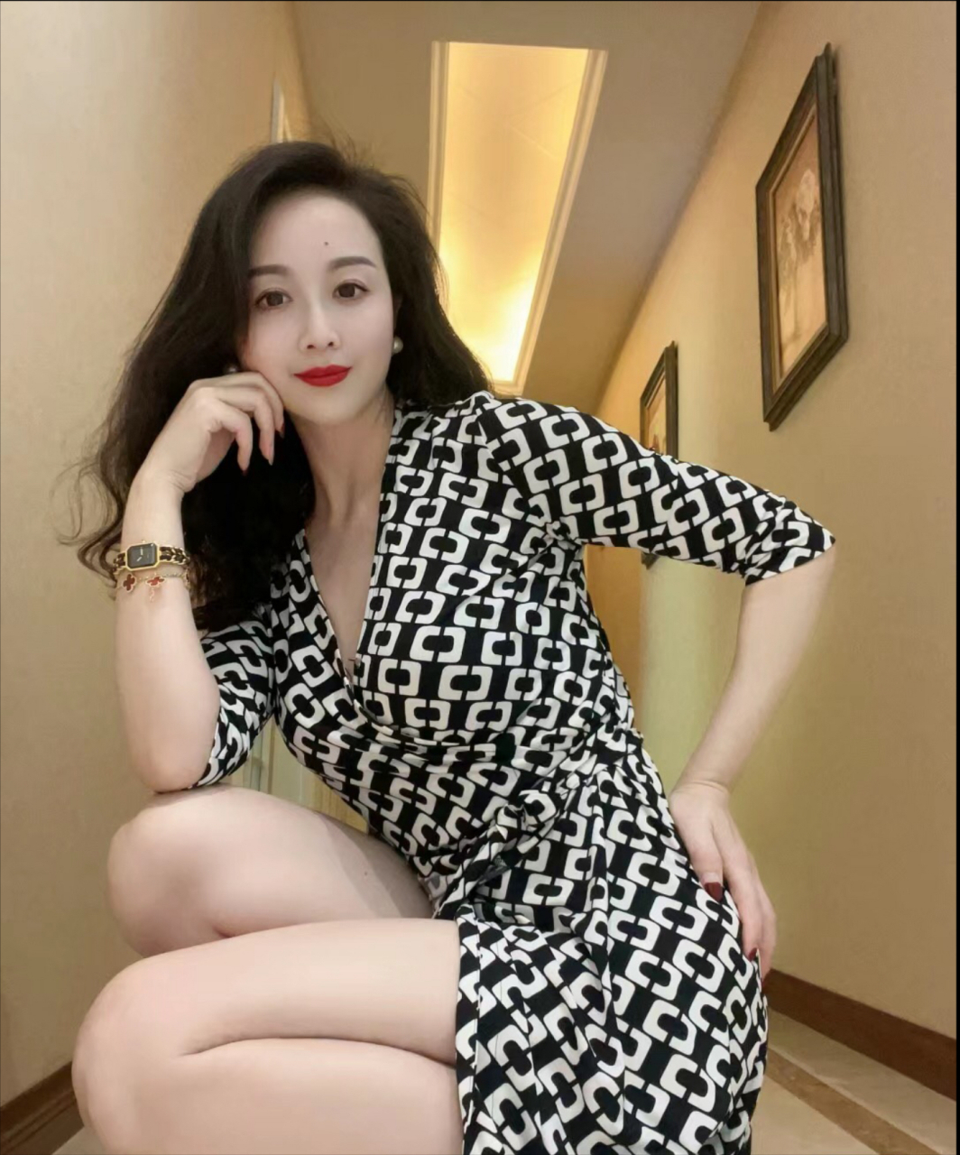 这是一位四十岁的优雅女子,妆容精致如画,典雅而不失韵味,举手投足间