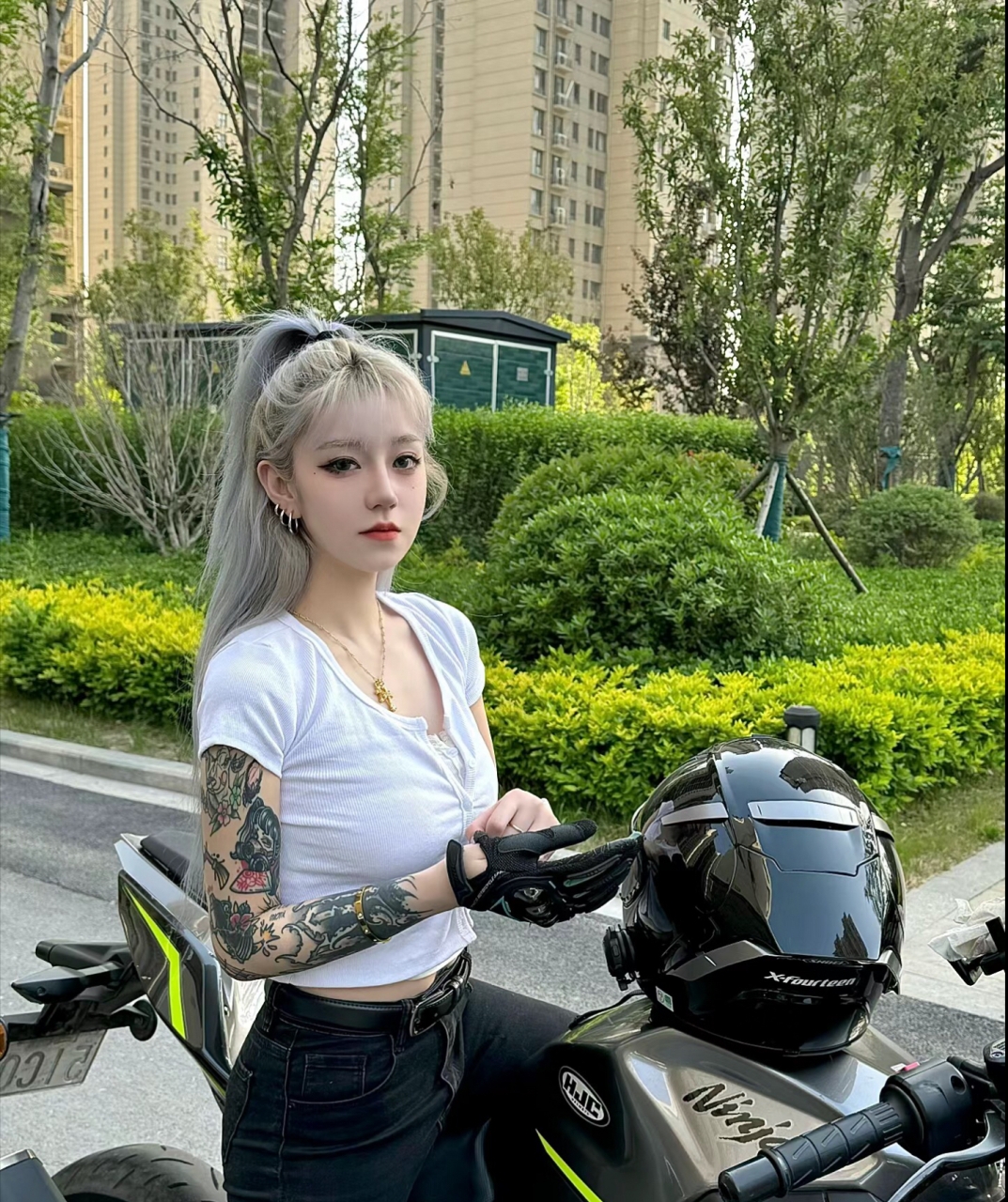今天看到一张超酷的照片,小姐姐扎着高高的马尾辫,瞬间气场全开!