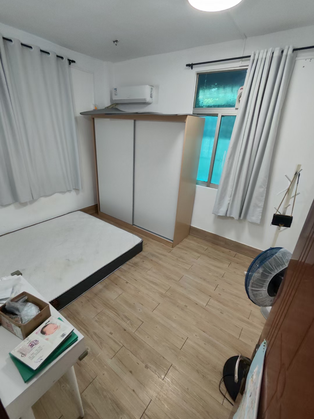 流沙人民医院旁边,新坛流新旅社红绿灯旁边小区步梯