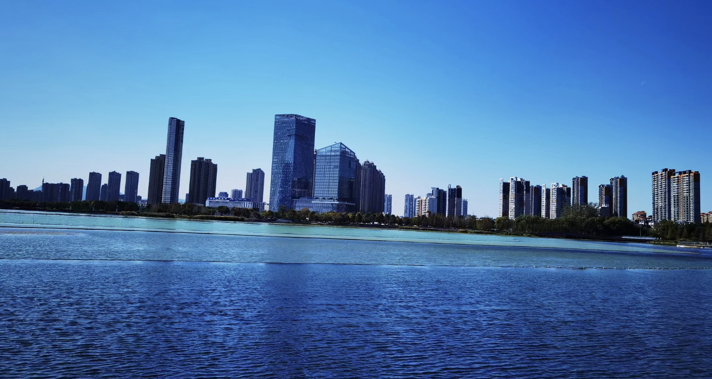 团氿,西氿,东氿似三颗明珠环绕城池.