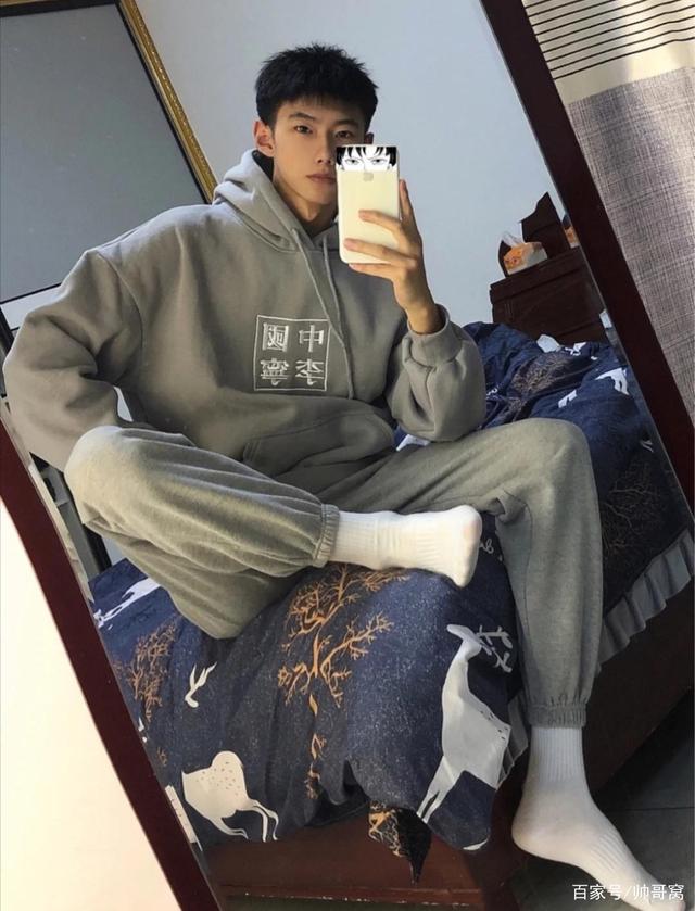 白袜帅哥=吃体育生出汗了一天的脚