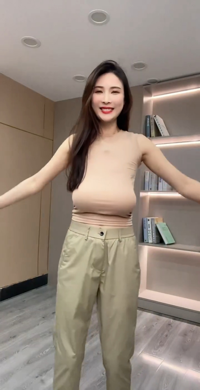 这笑容笑的好僵硬!