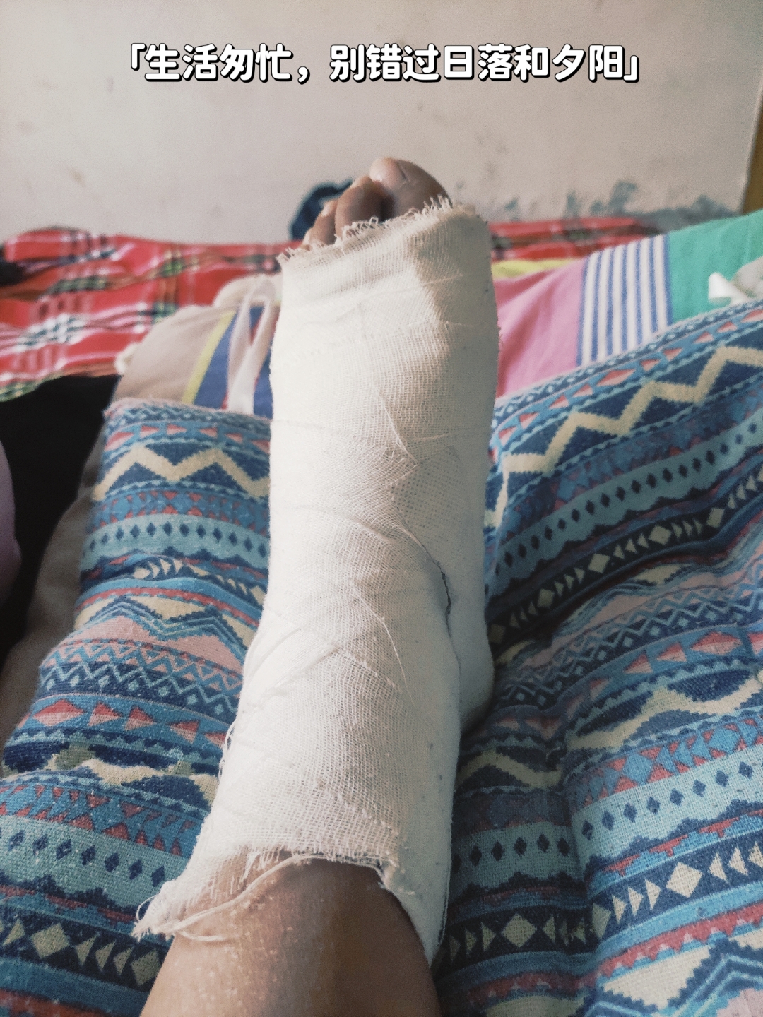 生活总有些意想不到的瞬间,就像这张绷带照片,无声地诉说着背后的故事