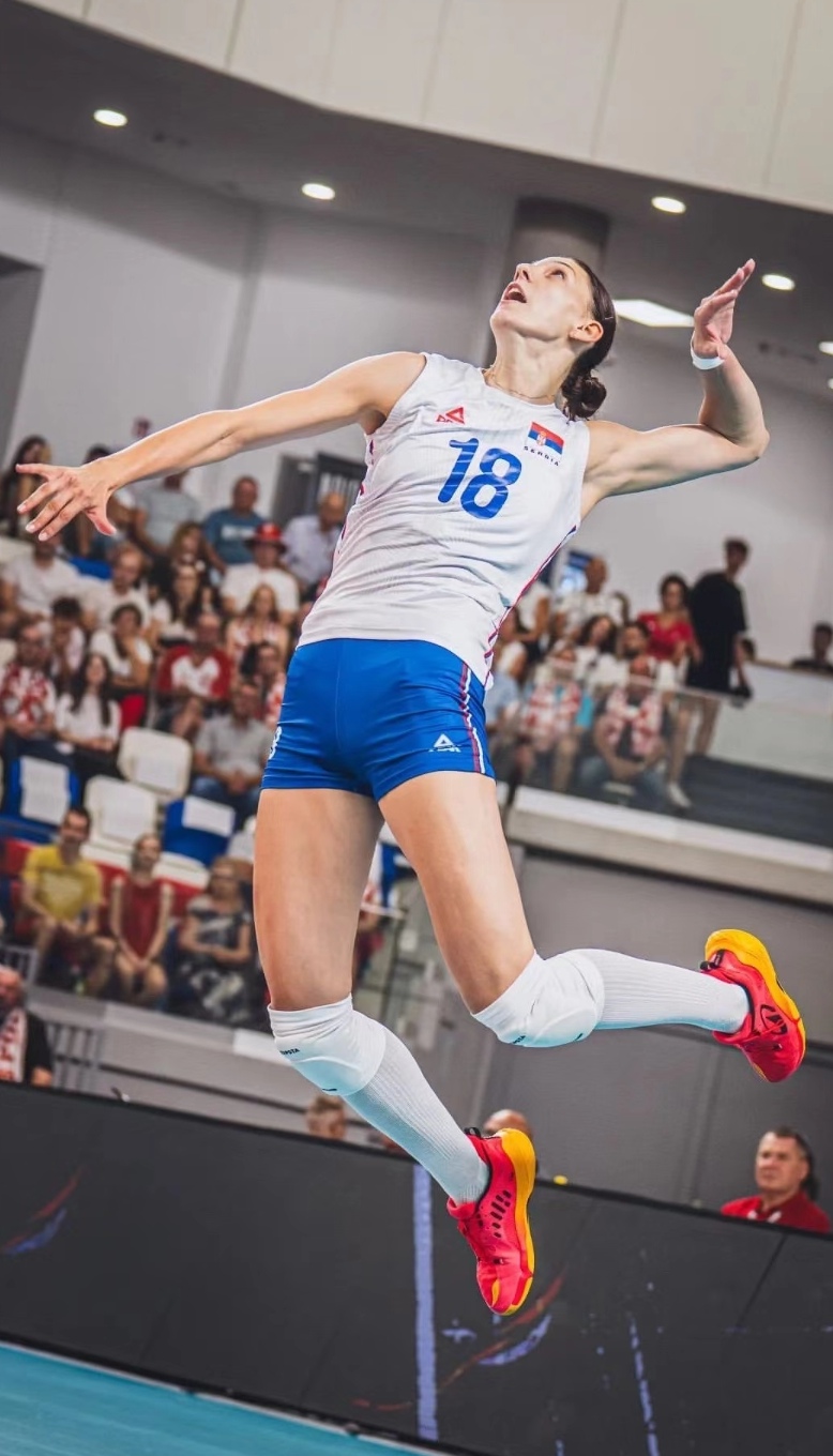 昨天熬夜看了女排的比赛,塞尔维亚女排的18号感觉好厉害.