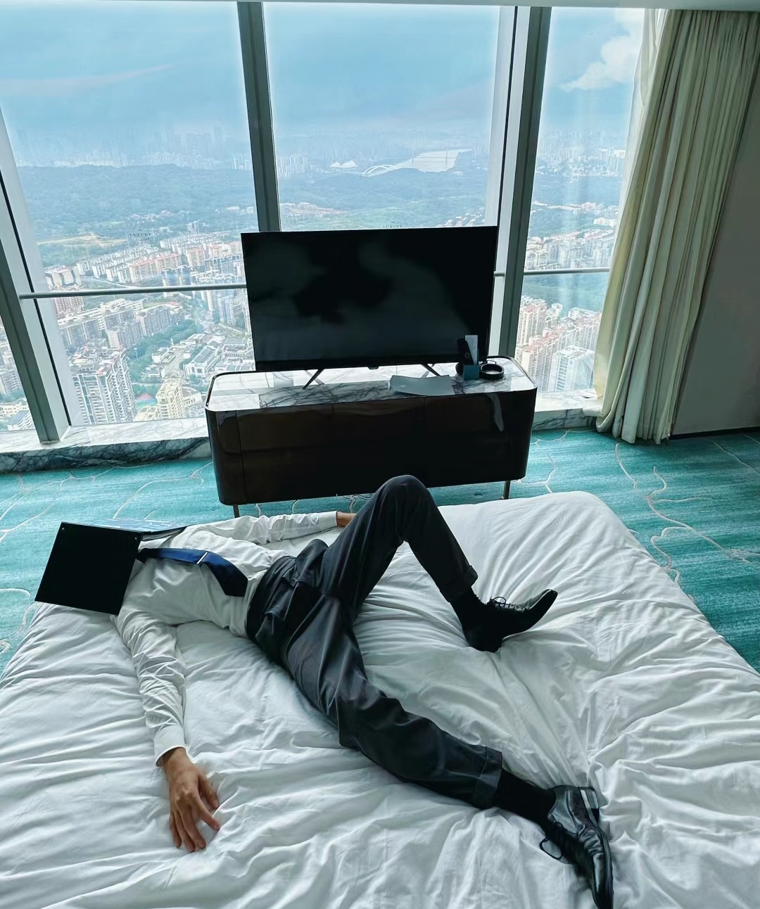 几点了还在睡觉,抓紧起床上班!要不然老板就会扣奖金了.