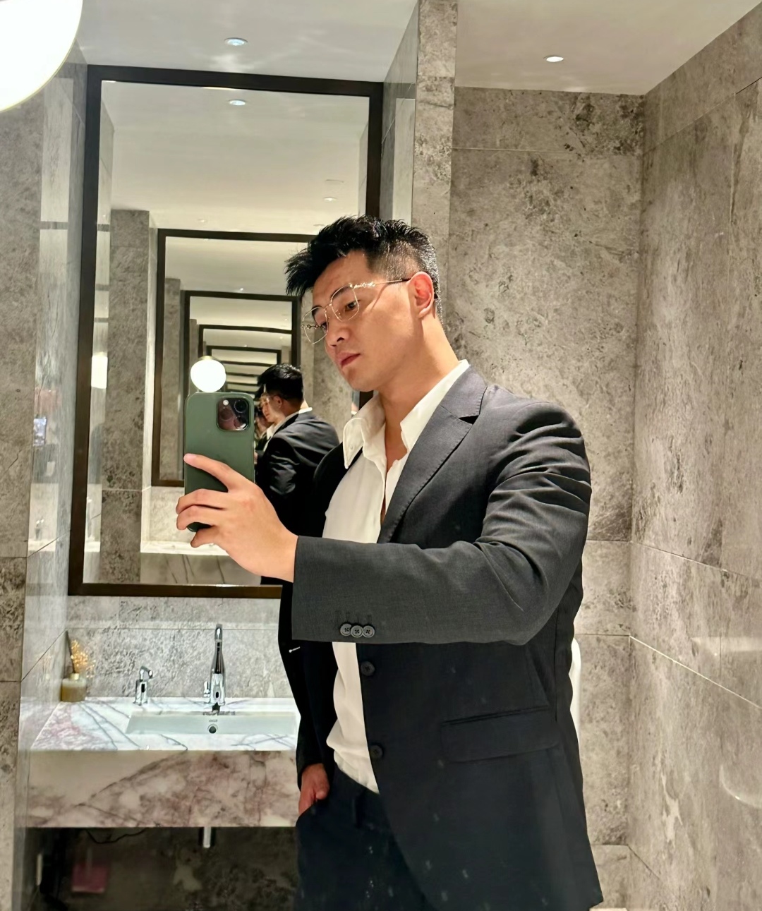 男人应该什么样的拍照姿势最帅呢?是这种吗?#型男帅哥# #西装控