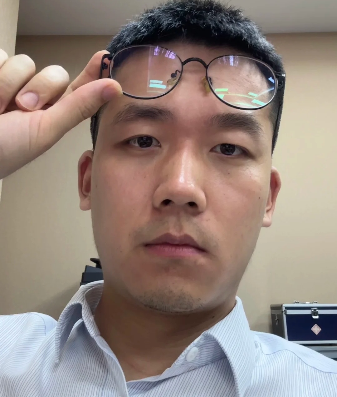 换了新发型新眼镜到手,忍不住先自拍一波,镜框有点重,但颜值加分了!