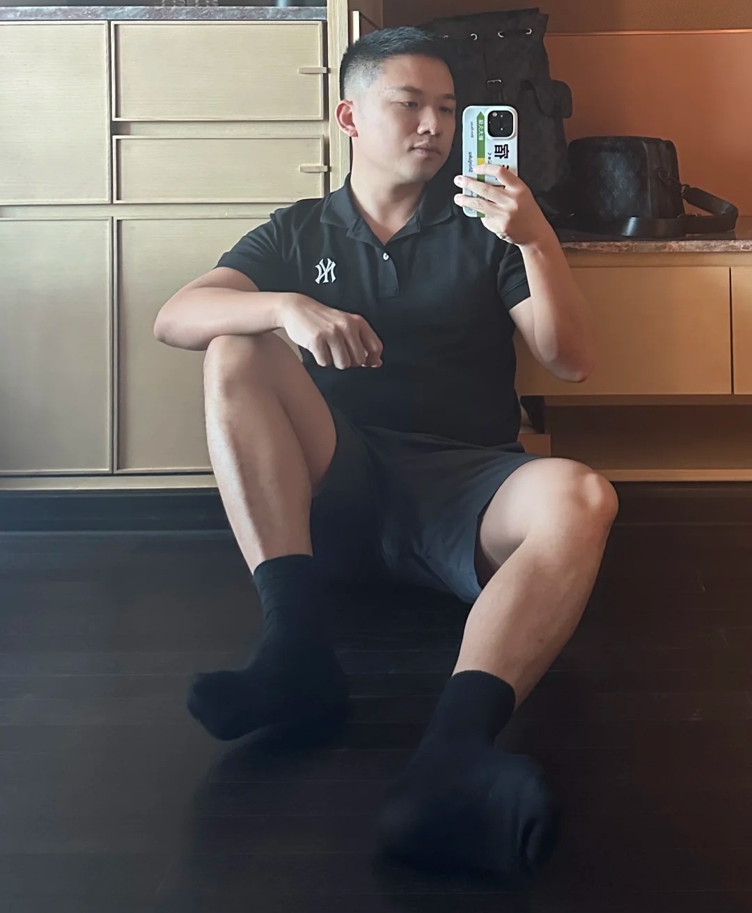 今天心情美美哒,忍不住给自己拍张照,记录下这美好瞬间!