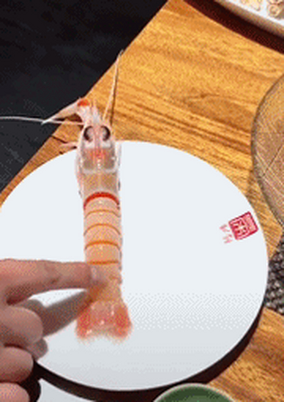 趣图搞笑# 正确的剥皮皮虾的方法,你get到了吗?