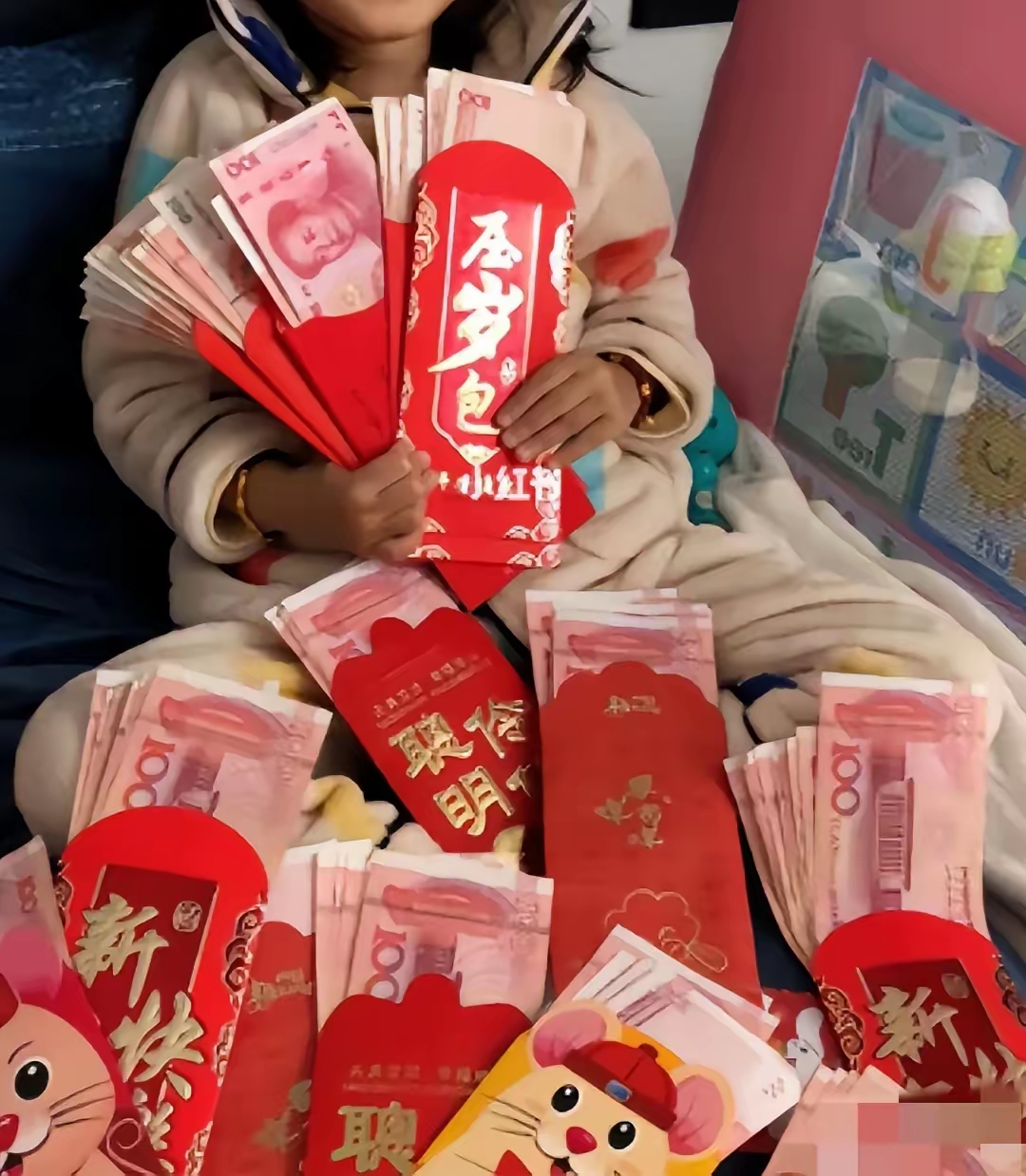 一堆红包红包塞钱上大学的孩子收到好多红包图片发个福利红包照片发个