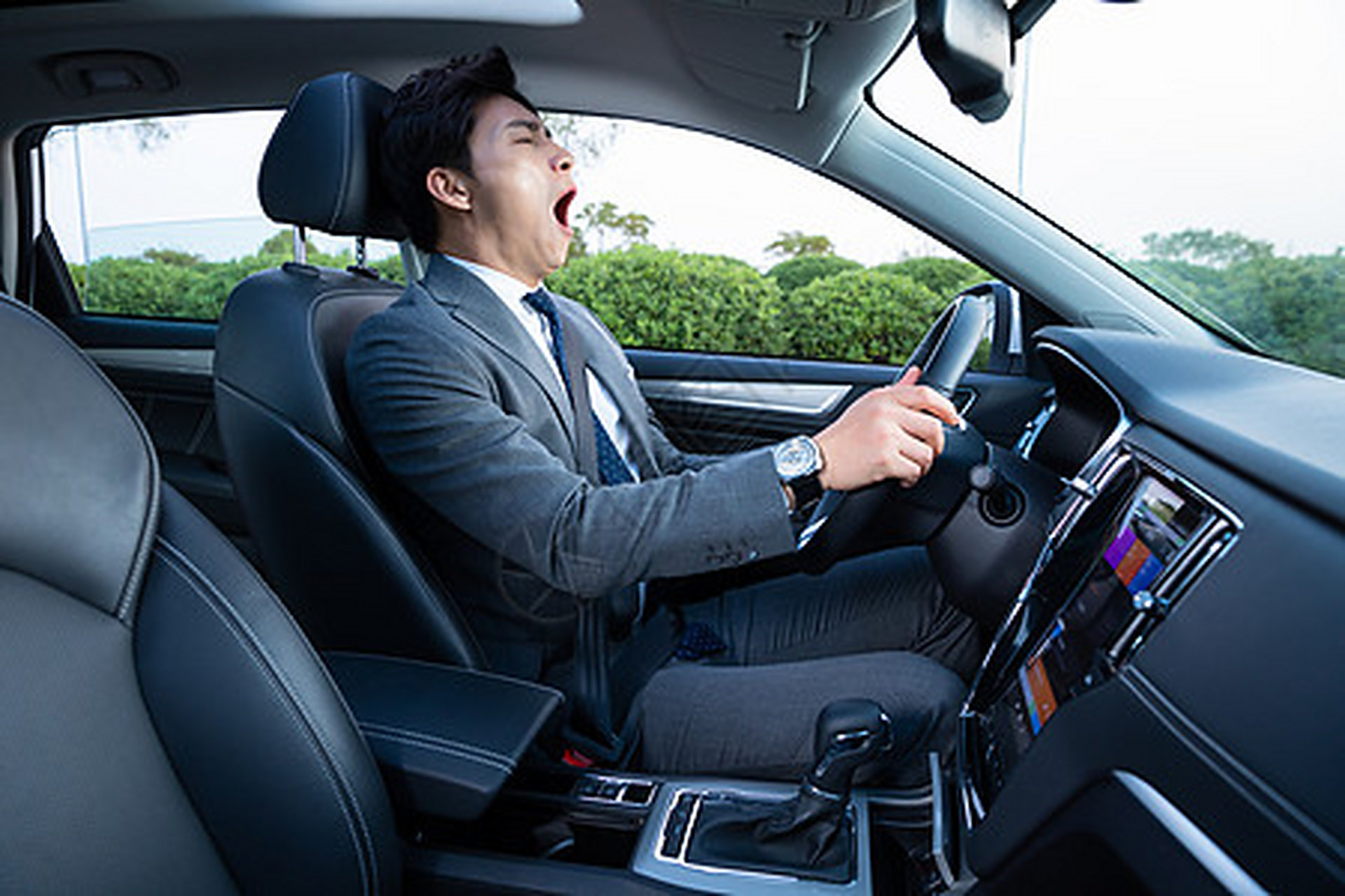 我朋友开车上高速时,他老婆和儿子坐在后排睡着了,他自己也迷迷糊糊地