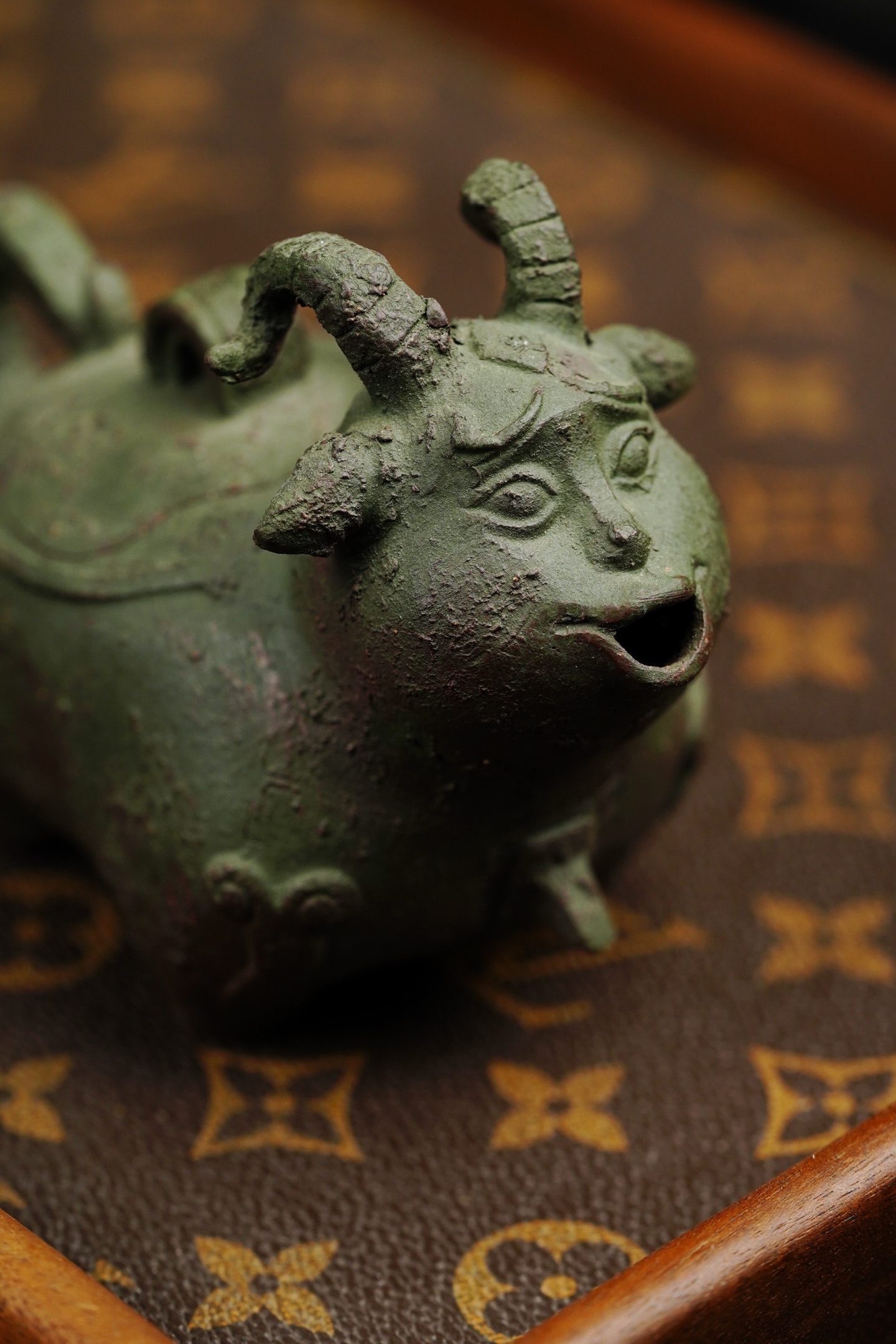 青铜羊觥 容量,150cc 泥料,原矿底槽清粉老绿泥 古时羊象征吉祥,此器