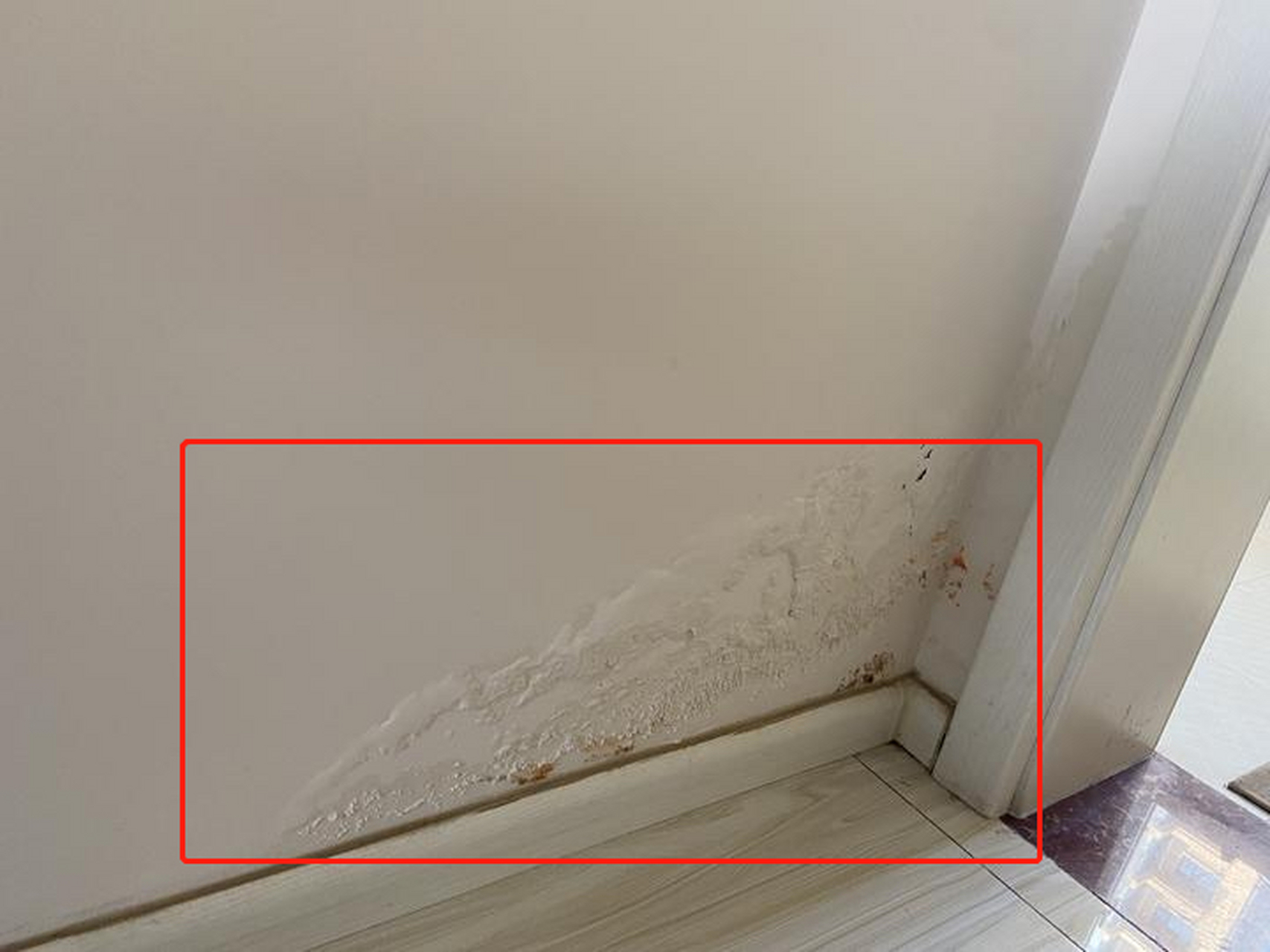 请问墙体渗水是什么原因? 是厨房门口的两边墙渗水.