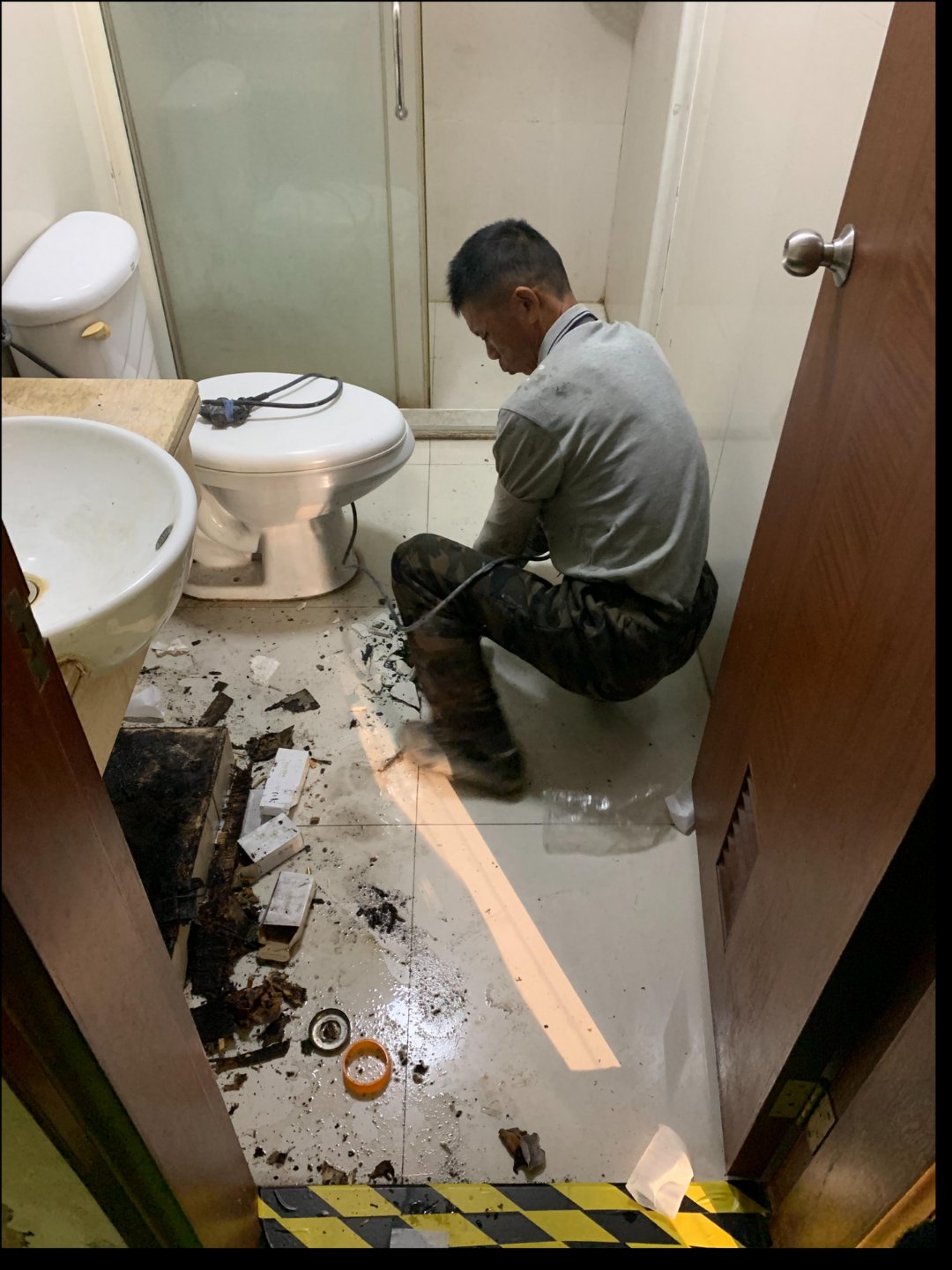 现在楼下装修,把厕所敲掉发现卫生间全都没