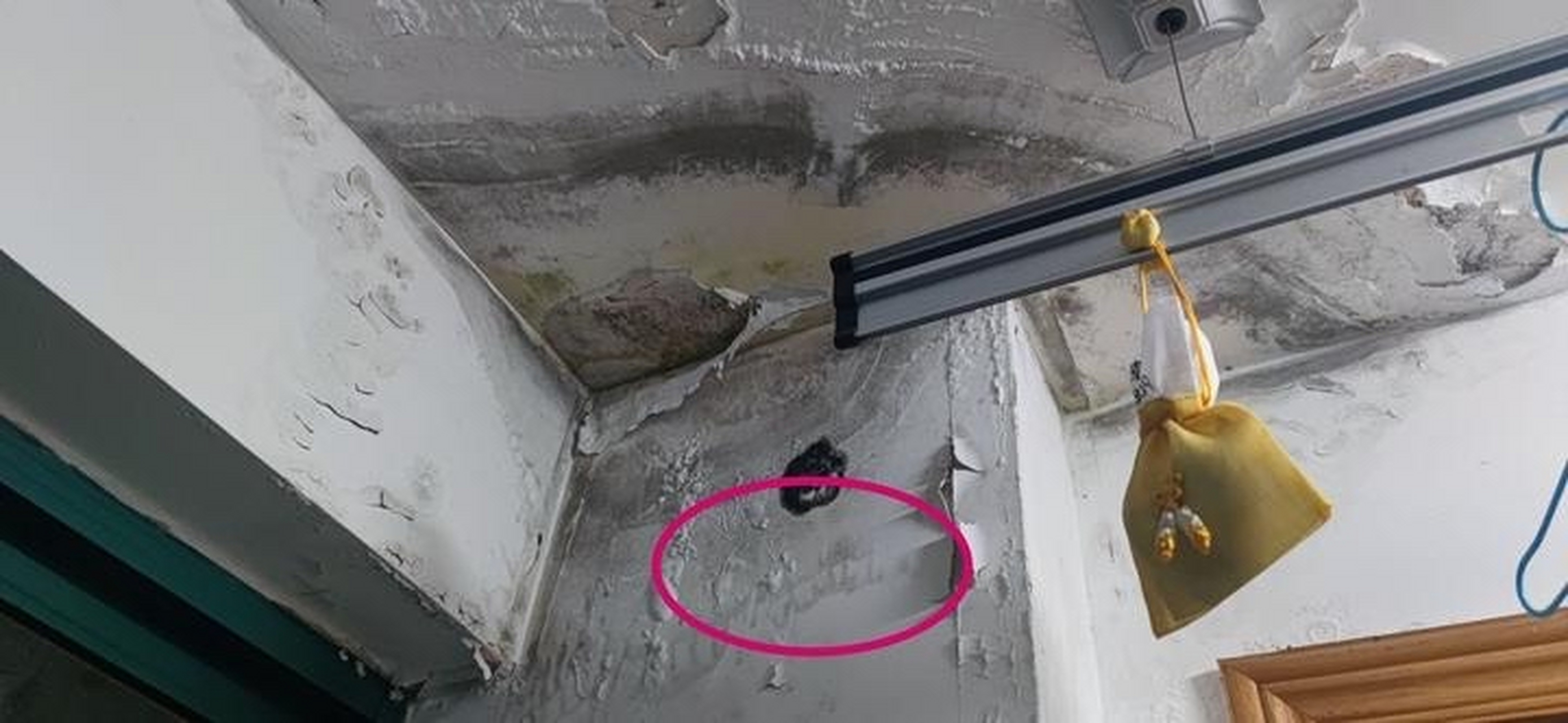 阳台一下雨就漏水,中间户,楼上房屋长年空置,如何判断漏水点位,物业