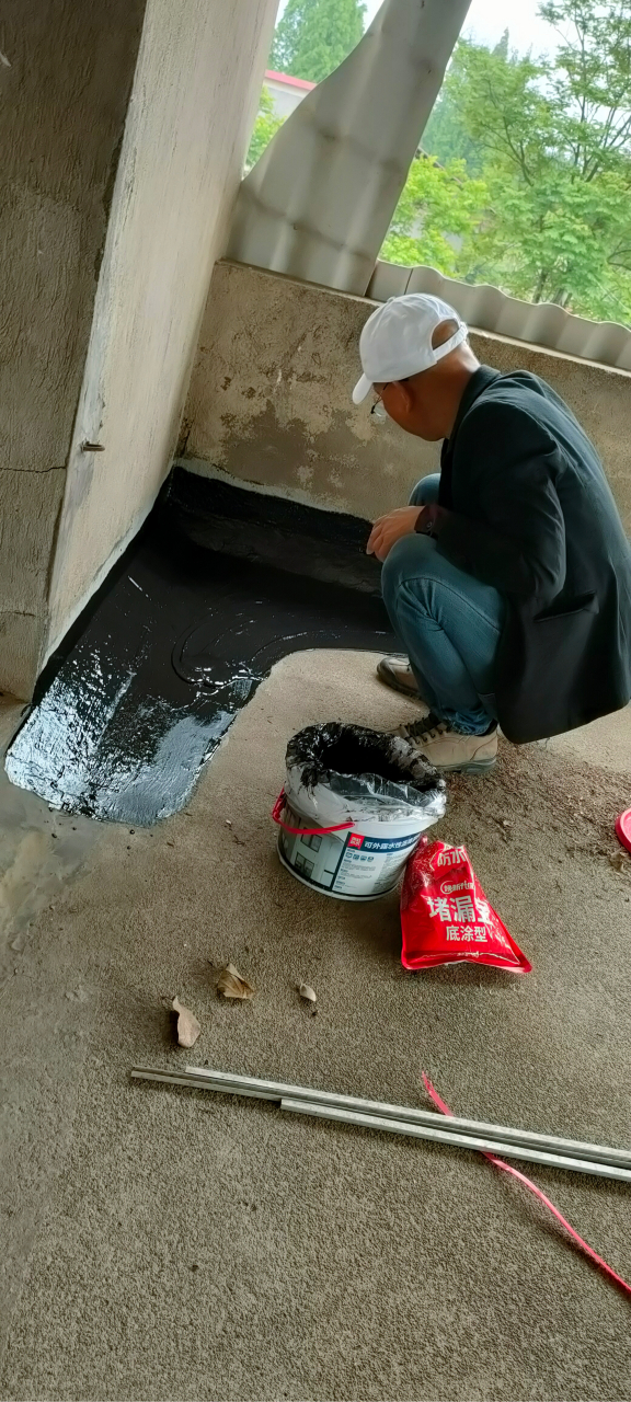 有些防水师傅往往嫌麻烦图施工简便,少加粉料,产品性能却大打折扣